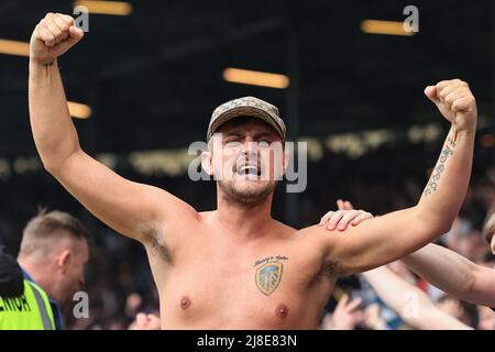 Leeds, Royaume-Uni. 15th mai 2022. Les fans de Leeds célèbrent Pascal Struijk #21 de l'objectif de Leeds United à Leeds, Royaume-Uni, le 5/15/2022. (Photo de Mark Cosgrove/News Images/Sipa USA) crédit: SIPA USA/Alay Live News Banque D'Images