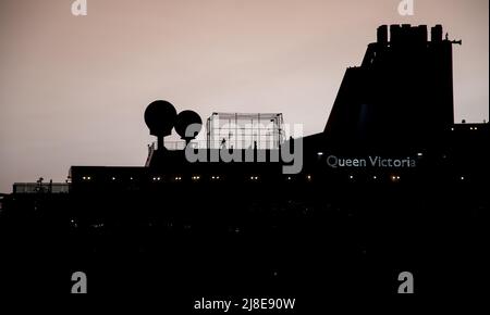 Bridgetown, Barbade - 25 mars 2022 : une silhouette du terrain de basket-ball sur le pont supérieur du paquebot de croisière Cunard Queen Victoria à Bridgetown do Banque D'Images