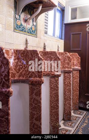 Urinal aux salles à manger Philharmonic à Liverpool, Angleterre . Banque D'Images