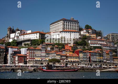 Porto, Portugal. 04th mai 2022. Vue générale sur le port de la ville de Porto. (Photo de Jorge Castellanos/SOPA Images/Sipa USA) crédit: SIPA USA/Alay Live News Banque D'Images