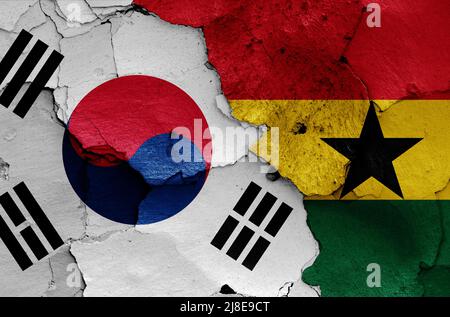 Les drapeaux de la Corée du Sud et du Ghana sont peints sur un mur fissuré Banque D'Images