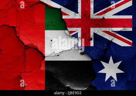 Drapeaux des Émirats arabes Unis et de l'Australie peints sur un mur fissuré Banque D'Images