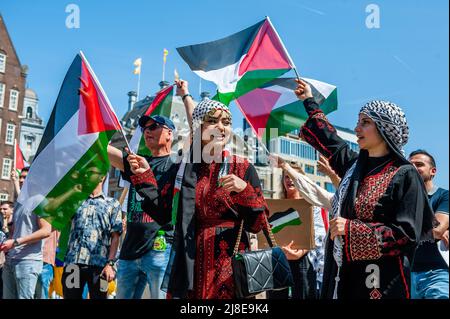 Des manifestants tiennent des drapeaux palestiniens lors d'un rassemblement le 74th anniversaire de la Journée Nakba sur la place du Dam à Amsterdam. Des manifestants palestiniens se sont rassemblés pour un rassemblement sur la place du Dam à Amsterdam à l'occasion du 74th anniversaire de la Journée Nakba et pour condamner le meurtre de la journaliste israélo-palestinienne Shireen Abu Akleh par les forces israéliennes. Le mot “Nakba” signifie “catastrophe” en arabe et fait référence au nettoyage ethnique systématique des deux tiers de la population palestinienne à l’époque par les paramilitaires sionistes entre 1947-1949 et à la destruction quasi totale de la Palestine Banque D'Images