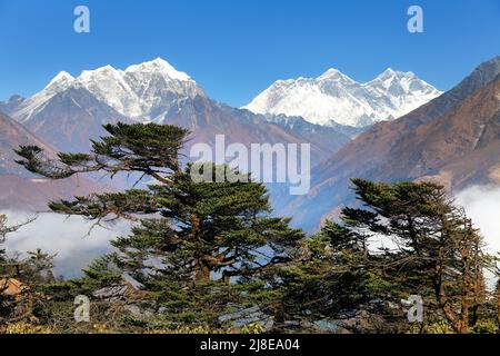 Vue sur le mont Everest, la face rocheuse de Nuptse, le mont Lhotse et le Shar de Lhotse depuis Kongde - Parc national de Sagarmatha - montagnes de l'Himalaya du Népal Banque D'Images