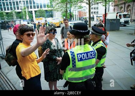 Manchester, Royaume-Uni. 15th mai 2022. Une femme qui a volé le micro de la manifestation anti Trans est détenue par la police pendant la manifestation. Les manifestants pro Trans se sont rassemblés sur la place Saint-Pierre pour protester contre Posey Parker, une intervenante féministe, qui a organisé un rassemblement à Manchester. (Photo de Jake Lindley/SOPA Images/Sipa USA) crédit: SIPA USA/Alay Live News Banque D'Images