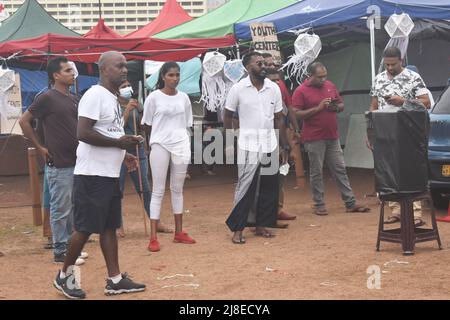 Colombo, Sri Lanka. 15th mai 2022. Tente vocale des peuples. La manifestation se poursuit au milieu du couvre-feu et de la loi d'urgence, les forces de sécurité étant autorisées à tirer en cas de violence. Les gens se sont rassemblés en grand nombre le jour de Vesak poya à Galle face où la principale manifestation a lieu nommé Gota Go Gama depuis plus d'un mois. Crédit : CIC de la majorité mondiale/Alamy Live News Banque D'Images