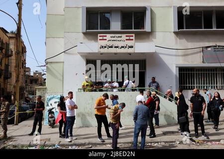 Liban. 15th mai 2022. Le Liban tient des élections législatives le dimanche 15 2022 mai. Après une campagne électorale de faible envergure due à la crise économique qui a poussé 80% de la population dans la pauvreté, les bureaux de vote ont ouvert à 7am heures locales. Environ 3,9 millions d'électeurs éligibles choisissent leurs représentants parmi 718 candidats répartis sur 103 listes, dans 15 districts et 27 sous-districts, soit une augmentation par rapport à 597 candidats et 77 listes aux 2018 dernières élections. Selon les sources du gouvernement, le taux de participation a atteint 26,2 % à 3 heures. (Photo d'Elisa Gestri/Sipa USA) crédit: SIPA USA/Alay Live News Banque D'Images