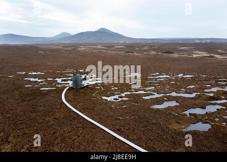 Vue aérienne de la réserve naturelle et tour d'observation de la RSPB Forsinard, Forsinard, Sutherland, Écosse Banque D'Images