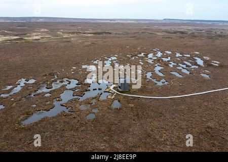 Vue aérienne de la réserve naturelle et tour d'observation de la RSPB Forsinard, Forsinard, Sutherland, Écosse Banque D'Images