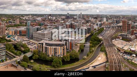 LEEDS, ROYAUME-UNI - 12 MAI 2022. Un paysage urbain aérien du centre-ville de Leeds comprenant le canal de Leeds à Liverpool et la gare de Whitehall Banque D'Images