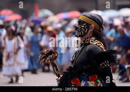 Mexico, Mexico, Mexique. 15th mai 2022. Une personne vêtue de vêtements préhispaniques participe à la danse préhispanique traditionnelle de ''˜Concheros' dans le centre-ville de Mexico. Le 15 mai 2022 à Mexico, Mexique. (Credit image: © Carlos Tischler/eyepix via ZUMA Press Wire) Banque D'Images
