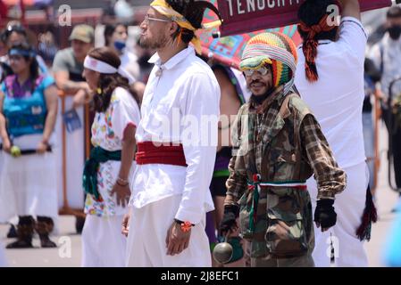Mexico, Mexico, Mexique. 15th mai 2022. Une personne vêtue de vêtements préhispaniques participe à la danse préhispanique traditionnelle de ''˜Concheros' dans le centre-ville de Mexico. Le 15 mai 2022 à Mexico, Mexique. (Credit image: © Carlos Tischler/eyepix via ZUMA Press Wire) Banque D'Images