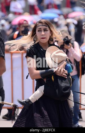 Mexico, Mexico, Mexique. 15th mai 2022. Une personne vêtue de vêtements préhispaniques participe à la danse préhispanique traditionnelle de ''˜Concheros' dans le centre-ville de Mexico. Le 15 mai 2022 à Mexico, Mexique. (Credit image: © Carlos Tischler/eyepix via ZUMA Press Wire) Banque D'Images