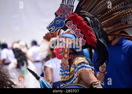 Mexico, Mexico, Mexique. 15th mai 2022. Une personne vêtue de vêtements préhispaniques participe à la danse préhispanique traditionnelle de ''˜Concheros' dans le centre-ville de Mexico. Le 15 mai 2022 à Mexico, Mexique. (Credit image: © Carlos Tischler/eyepix via ZUMA Press Wire) Banque D'Images