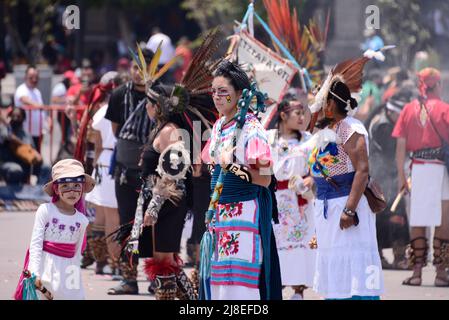 Mexico, Mexico, Mexique. 15th mai 2022. Une personne vêtue de vêtements préhispaniques participe à la danse préhispanique traditionnelle de ''˜Concheros' dans le centre-ville de Mexico. Le 15 mai 2022 à Mexico, Mexique. (Credit image: © Carlos Tischler/eyepix via ZUMA Press Wire) Banque D'Images