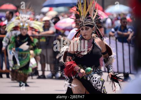 Mexico, Mexico, Mexique. 15th mai 2022. Une personne vêtue de vêtements préhispaniques participe à la danse préhispanique traditionnelle de ''˜Concheros' dans le centre-ville de Mexico. Le 15 mai 2022 à Mexico, Mexique. (Credit image: © Carlos Tischler/eyepix via ZUMA Press Wire) Banque D'Images