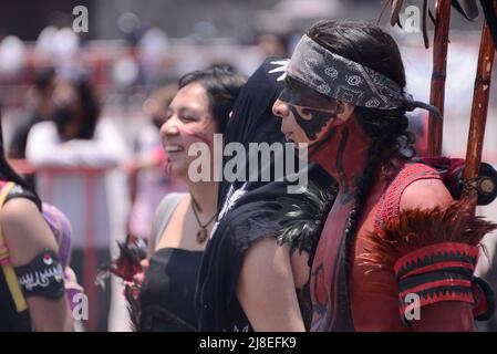 Mexico, Mexico, Mexique. 15th mai 2022. Une personne vêtue de vêtements préhispaniques participe à la danse préhispanique traditionnelle de ''˜Concheros' dans le centre-ville de Mexico. Le 15 mai 2022 à Mexico, Mexique. (Credit image: © Carlos Tischler/eyepix via ZUMA Press Wire) Banque D'Images