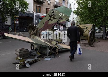 Kiev, Ukraine. 13th mai 2022. Une exposition d'un avion russe détruit se tient dans la rue de Kiev. Lorsque Kiev a commencé à se tourner vers une ville relativement pacifique, le gouvernement ukrainien a commencé à afficher en public des véhicules russes détruits comme de la propagande pour la guerre en cours. (Credit image: © Dominic Chiu/SOPA Images via ZUMA Press Wire) Banque D'Images