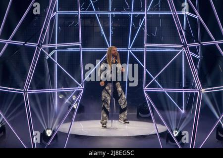 Turin, Italie. 14th mai 2022. Le chanteur britannique Sam Ryder joue sur scène de la finale du concours Eurovision Song. Credit: Marco Destefanis / Alamy Live News Banque D'Images
