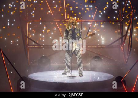 Turin, Italie. 14th mai 2022. Le chanteur britannique Sam Ryder joue sur scène de la finale du concours Eurovision Song. Credit: Marco Destefanis / Alamy Live News Banque D'Images