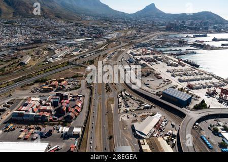 Le Cap, Afrique du Sud. 2022. Vue aérienne de l'autoroute dans le district sud-est du Cap, à l'approche de la zone portuaire de conteneurs située sur l'estran. Banque D'Images