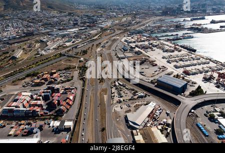 Le Cap, Afrique du Sud. 2022. Vue aérienne de l'autoroute dans le district sud-est du Cap, à l'approche de la zone portuaire de conteneurs située sur l'estran. Banque D'Images