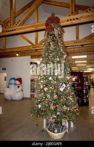 Arbre de Noël décoré à la maison du Père Noël à Pôle Nord, Alaska, près de Fairbanks, Alaska. Banque D'Images