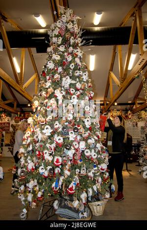 Arbre de Noël décoré à la maison du Père Noël à Pôle Nord, Alaska, près de Fairbanks, Alaska. Banque D'Images