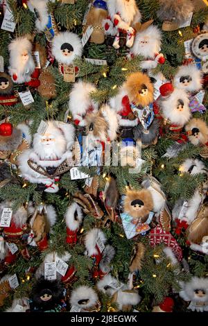 Décorations sur l'arbre de Noël à la Maison du Père Noël à Pôle Nord, Alaska, près de Fairbanks, Alaska. Banque D'Images