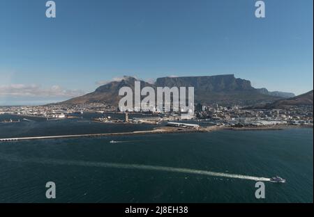 Le Cap Afrique du Sud. 2022. Vue aérienne de la montagne de la Table et de la ville du Cap . En premier plan, ferry pour passagers à destination de Robben Island. Banque D'Images