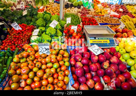 Rome, Italie - 18 janvier 2011 : divers fruits et légumes sur le marché de la rue stalle à Rome Banque D'Images