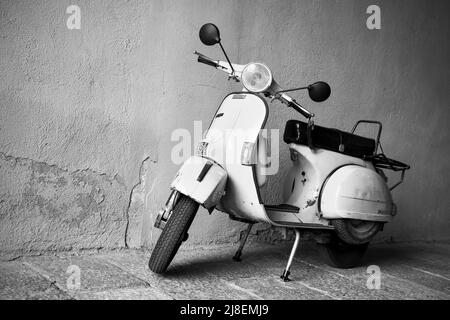 Barcelone, Espagne - 9 juin 2011 : scooter Vespa d'époque. Photographie en noir et blanc Banque D'Images