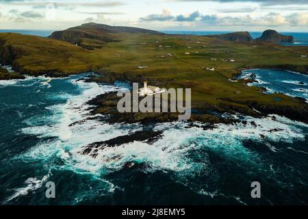 Photographie aérienne de Fair Isle avec le phare du Sud au premier plan Banque D'Images