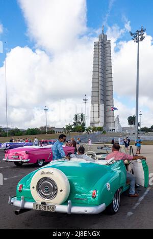 Voitures américaines classiques et Monumento a José Martí (Mémorial José Martí), Plaza de la Revolución, Avenida Paseo, la Havane, la Habana, République de Cuba Banque D'Images