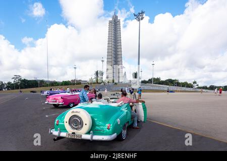 Voitures américaines classiques et Monumento a José Martí (Mémorial José Martí), Plaza de la Revolución, Avenida Paseo, la Havane, la Habana, République de Cuba Banque D'Images