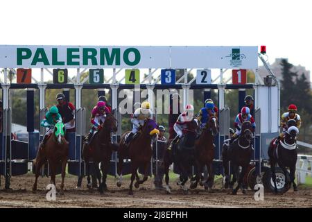 BUENOS AIRES: 13.05.2022 courses hippiques à l'Hippodrome de Palerme, ouvert en 1876 et toujours actif avec plus de 10 courses par jour Banque D'Images