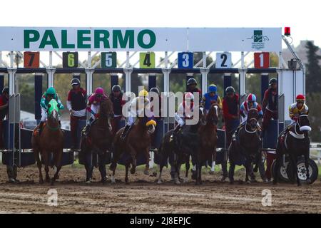 BUENOS AIRES: 13.05.2022 courses hippiques à l'Hippodrome de Palerme, ouvert en 1876 et toujours actif avec plus de 10 courses par jour Banque D'Images