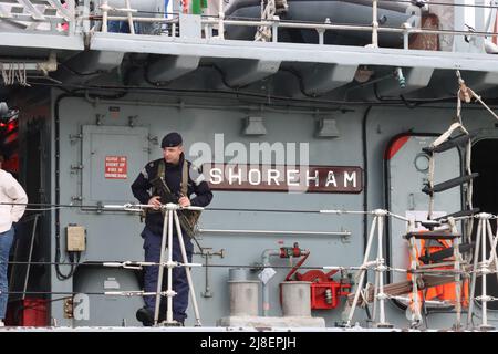 Le marin se tient sur le pont de H.M.S Shoreham lors de sa dernière visite dans la ville dont le nom est donné avant le déclassement Banque D'Images