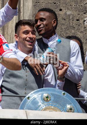 Munich, Allemagne. 15th mai 2022. Marc Roca, Bouna Sarr aux célébrations du FC Bayern Munich le 15 mai 2022 sur la Marienplatz à Munich, Allemagne. Le FC Bayern a remporté son titre de Bundesliga consécutif en 10th. (Photo par Alexander Pohl/Sipa USA) crédit: SIPA USA/Alay Live News Banque D'Images