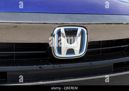 Kokomo - Circa Mai 2022: Logo Honda avec la garniture bleue d'un modèle hybride. Les modèles Honda sont toujours l'une des 25 voitures les plus vendues chaque année aux États-Unis. Banque D'Images