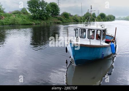 Ferry gratuit pour les personnes traversant le canal de Manchester entre Barton, Salford et Flixton, Trafford, Greater Manchester. Banque D'Images