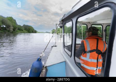 Ferry gratuit pour les personnes traversant le canal de Manchester entre Barton, Salford et Flixton, Trafford, Greater Manchester. Banque D'Images