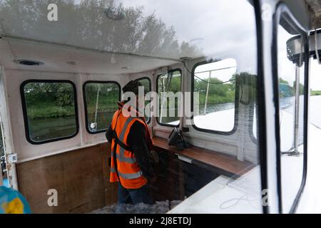 Ferry gratuit pour les personnes traversant le canal de Manchester entre Barton, Salford et Flixton, Trafford, Greater Manchester. Banque D'Images