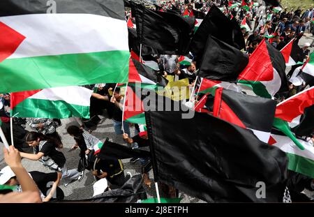 Ramallah. 15th mai 2022. Le 15 mai 2022, le peuple palestinien assiste à une manifestation marquant le 74th anniversaire de la Journée Nakba dans la ville de Ramallah, en Cisjordanie. Credit: Ayman Nobani/Xinhua/Alamy Live News Banque D'Images