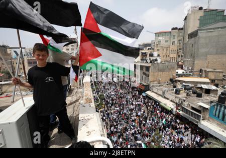 Ramallah. 15th mai 2022. Le 15 mai 2022, le peuple palestinien assiste à une manifestation marquant le 74th anniversaire de la Journée Nakba dans la ville de Ramallah, en Cisjordanie. Credit: Ayman Nobani/Xinhua/Alamy Live News Banque D'Images