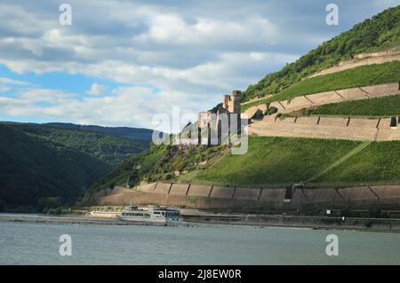 Fort Ehrenfels au bord du Rhin près de Ruedesheim en Hesse Allemagne lors D'Une belle Journée d'automne ensoleillé avec quelques nuages Banque D'Images