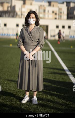 La présidente de la Communauté de Madrid et candidate à la réélection, Isabel Díaz Ayuso lors d'une visite au terrain de football du Club Deportivo Ona à Madrid, Espagne avec: Isabel Díaz Ayuso où: Madrid, Espagne quand: 07 avril 2021 crédit: Oscar Gonzalez/WENN Banque D'Images