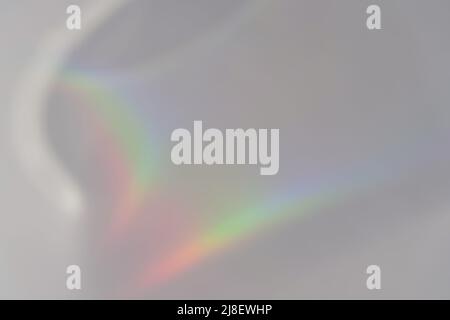 Silhouette abstraite de réfraction de la lumière naturelle sur la surface de l'eau maquette.effet caustique réfraction de la lumière sur le mur blanc maquette photo, soleil flou Banque D'Images