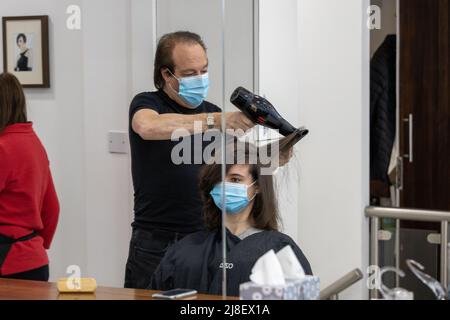 Ozzie Rizzo salon à Mayfair, le premier jour de sa réouverture depuis le début du confinement après avoir été forcé à fermer en raison de la pandémie du coronavirus mettant en vedette: Ozzie Rizzo où: Londres, Royaume-Uni quand: 12 avril 2021 crédit: Phil Lewis/WENN Banque D'Images