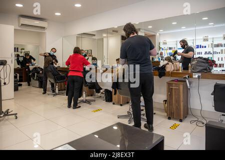 Ozzie Rizzo salon à Mayfair, le premier jour de sa réouverture depuis le début du confinement après avoir été forcé à fermer en raison de la pandémie du coronavirus mettant en vedette: Atmosphère où: Londres, Royaume-Uni quand: 12 avril 2021 crédit: Phil Lewis/WENN Banque D'Images
